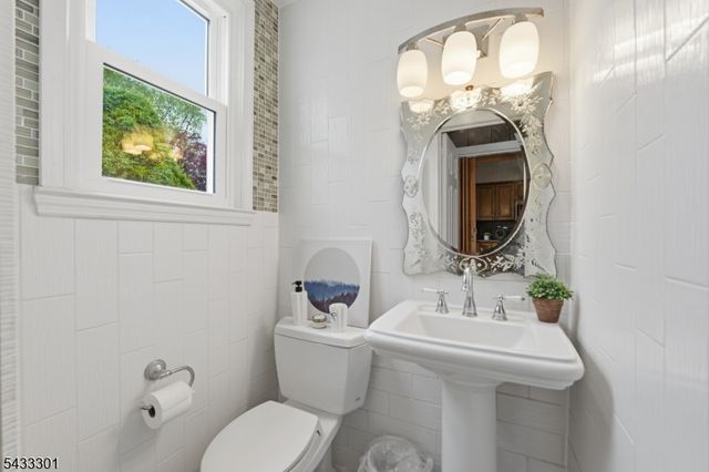 136 W 56Th St, Bayonne City, NJ 07002