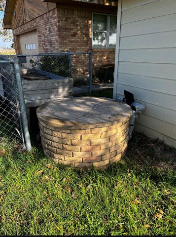 1204 E Lake DR, Taylor, TX 76574