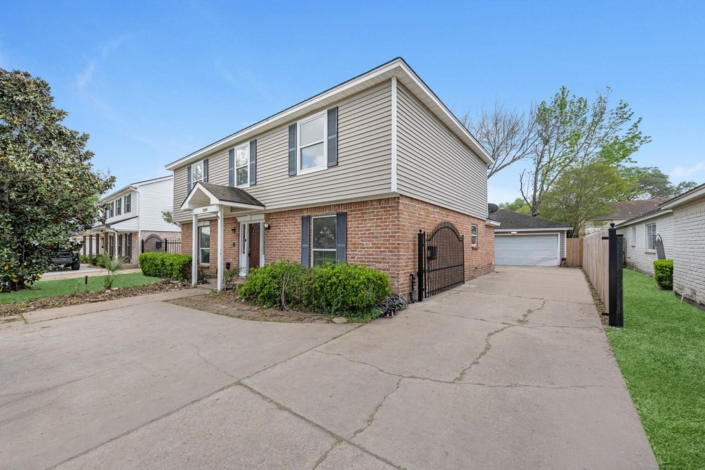 11319 Briar Forest Drive, Houston, TX 77077
