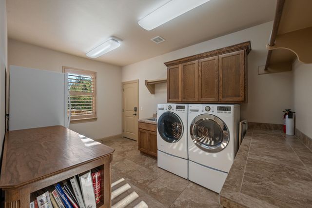 204 Overlook CT, Georgetown, TX 78628