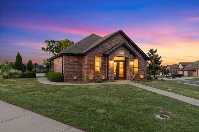 1706 NE Chaucer Street, Bentonville, AR 72712
