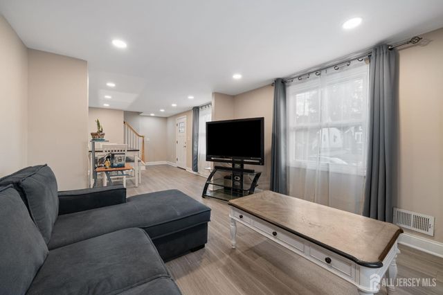 296 Saint James Avenue, Woodbridge Proper, NJ 07095