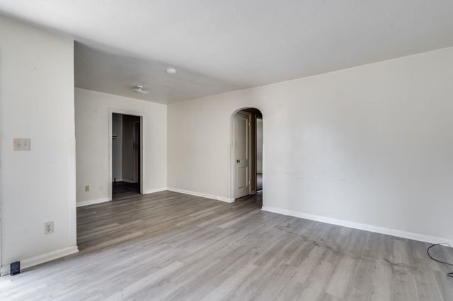 827 N Poplar St, Wichita, KS 67214