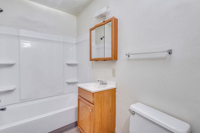 827 N Poplar St, Wichita, KS 67214