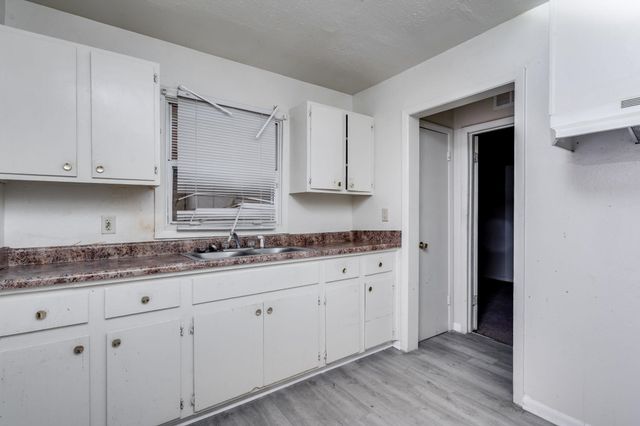 827 N Poplar St, Wichita, KS 67214