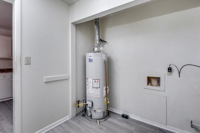 827 N Poplar St, Wichita, KS 67214