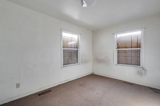 827 N Poplar St, Wichita, KS 67214