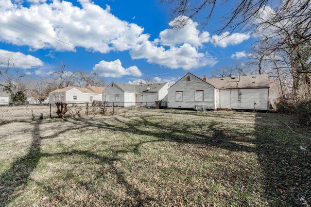 827 N Poplar St, Wichita, KS 67214