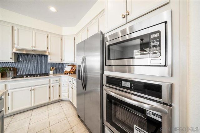 2283 Rock View Glen, Escondido, CA 92026