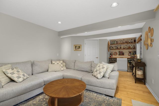 6440 Duck Lake Road, Eden Prairie, MN 55346