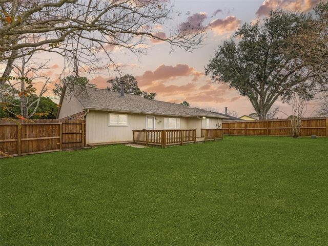 16706 Nina Drive, Friendswood, TX 77546