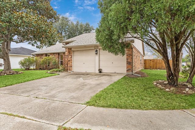 16706 Nina Drive, Friendswood, TX 77546
