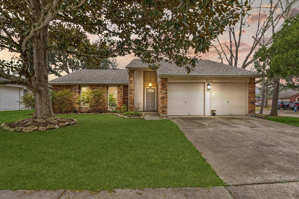 16706 Nina Drive, Friendswood, TX 77546