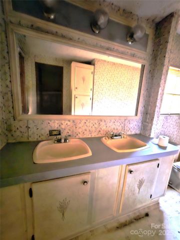 206 Benjamin Drive, Dallas, NC 28034