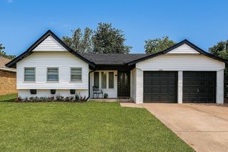118 NE 10th St, Moore, OK 73160