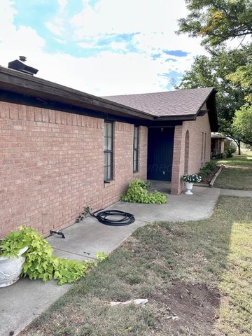 8205 LAREDO Trail, Amarillo, TX 79110