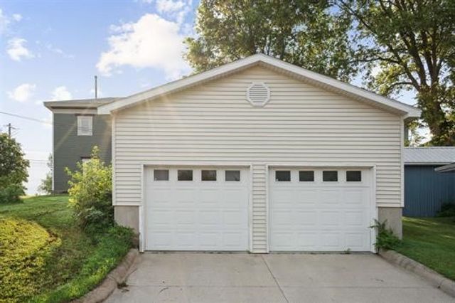 611 3rd Avenue NE, Independence, IA 50644