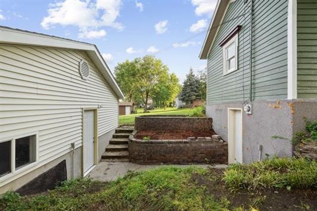 611 3rd Avenue NE, Independence, IA 50644