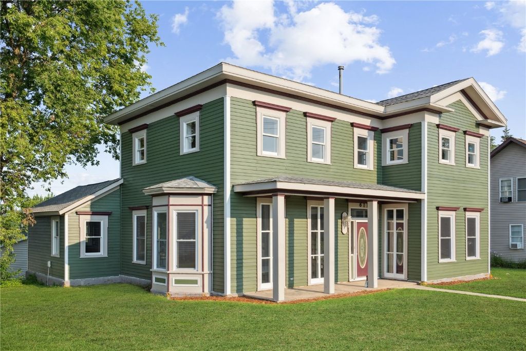 611 3rd Avenue NE, Independence, IA 50644