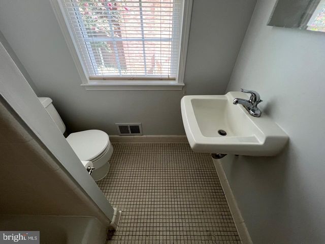 6407 KENHOWE DR, Bethesda, MD 20817