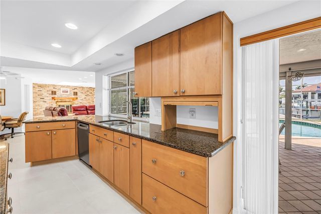 2067 MASSACHUSETTS AVENUE NE, St Petersburg, FL 33703