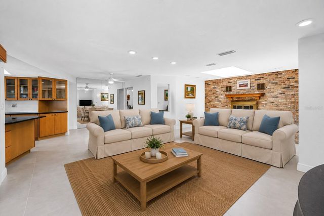 2067 MASSACHUSETTS AVENUE NE, St Petersburg, FL 33703