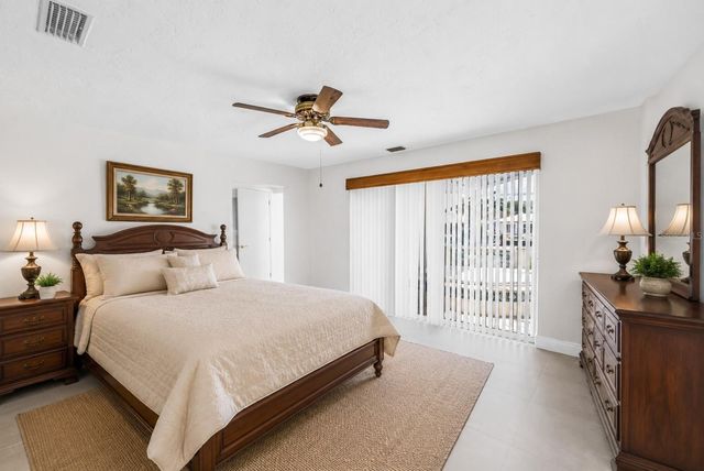 2067 MASSACHUSETTS AVENUE NE, St Petersburg, FL 33703