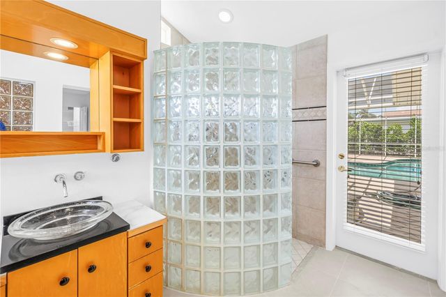 2067 MASSACHUSETTS AVENUE NE, St Petersburg, FL 33703