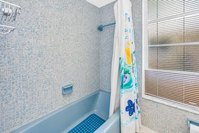 2067 MASSACHUSETTS AVENUE NE, St Petersburg, FL 33703