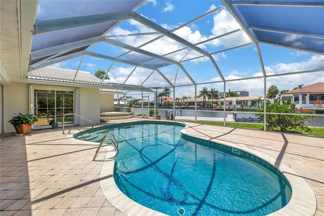 2067 MASSACHUSETTS AVENUE NE, St Petersburg, FL 33703