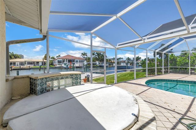 2067 MASSACHUSETTS AVENUE NE, St Petersburg, FL 33703