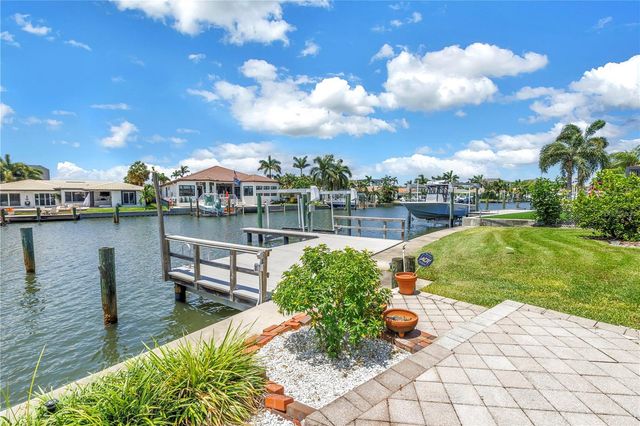 2067 MASSACHUSETTS AVENUE NE, St Petersburg, FL 33703