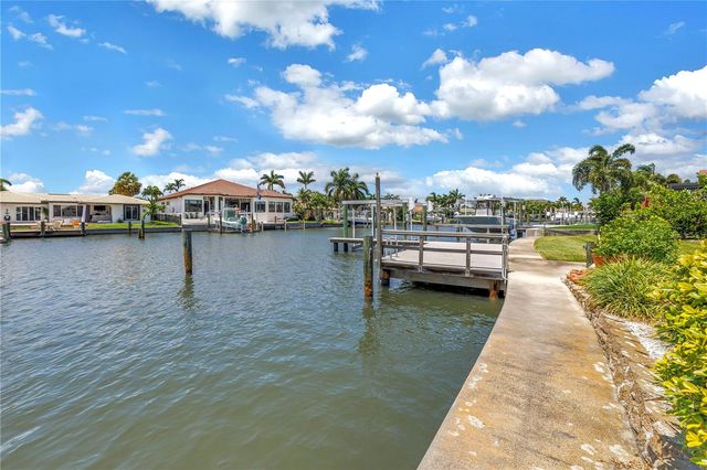2067 MASSACHUSETTS AVENUE NE, St Petersburg, FL 33703