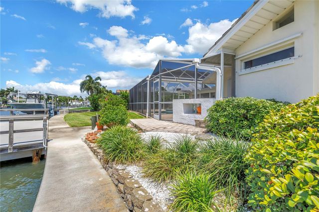 2067 MASSACHUSETTS AVENUE NE, St Petersburg, FL 33703