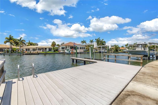 2067 MASSACHUSETTS AVENUE NE, St Petersburg, FL 33703