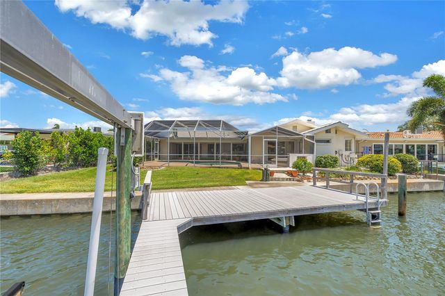 2067 MASSACHUSETTS AVENUE NE, St Petersburg, FL 33703