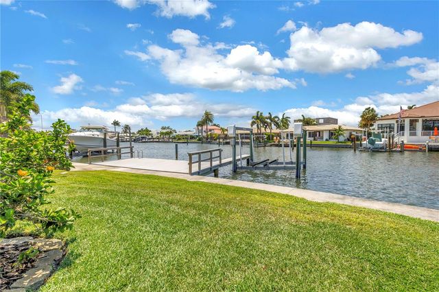 2067 MASSACHUSETTS AVENUE NE, St Petersburg, FL 33703