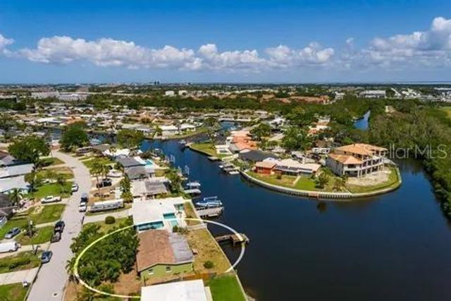 2067 MASSACHUSETTS AVENUE NE, St Petersburg, FL 33703