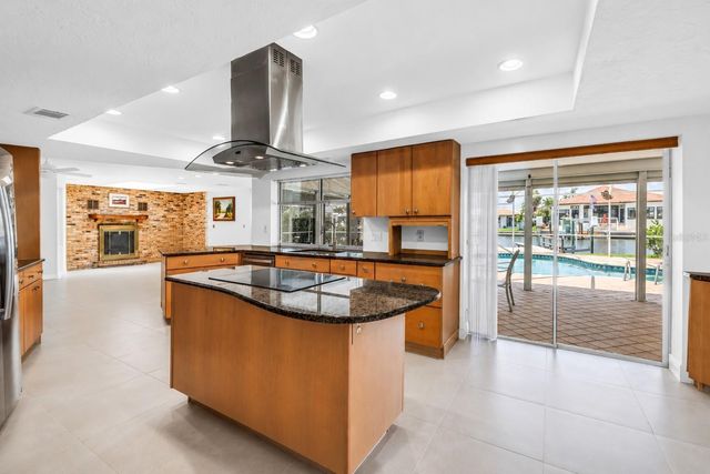 2067 MASSACHUSETTS AVENUE NE, St Petersburg, FL 33703