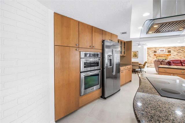 2067 MASSACHUSETTS AVENUE NE, St Petersburg, FL 33703