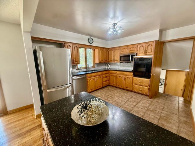 28 CRESTWOOD Drive, Council Bluffs, IA 51503