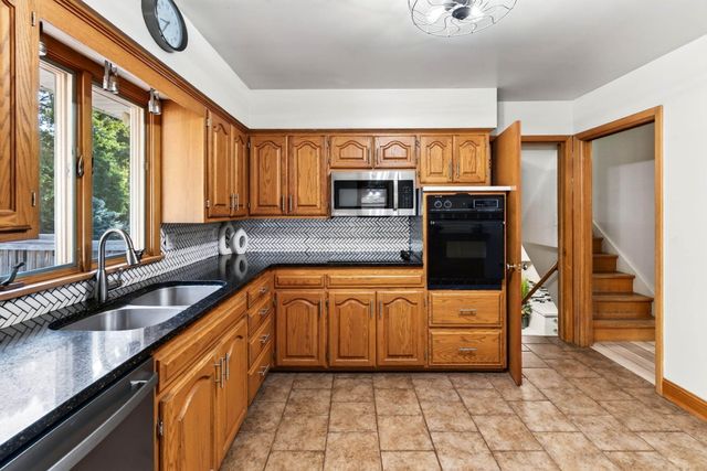28 CRESTWOOD Drive, Council Bluffs, IA 51503