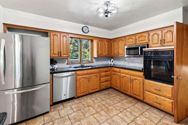 28 CRESTWOOD Drive, Council Bluffs, IA 51503