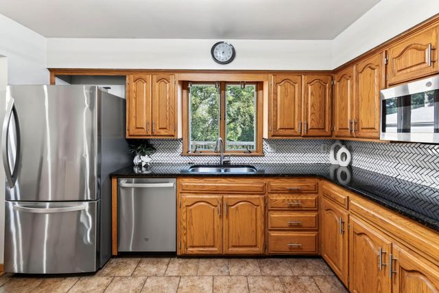 28 CRESTWOOD Drive, Council Bluffs, IA 51503