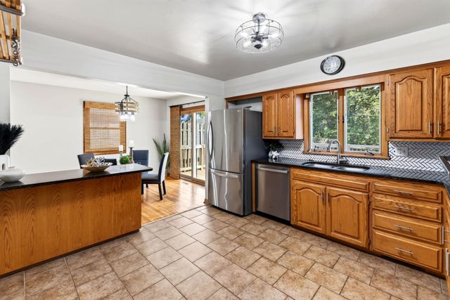 28 CRESTWOOD Drive, Council Bluffs, IA 51503