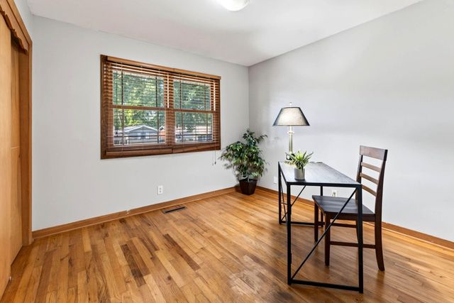 28 CRESTWOOD Drive, Council Bluffs, IA 51503