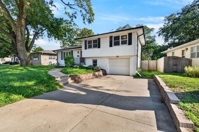 28 CRESTWOOD Drive, Council Bluffs, IA 51503
