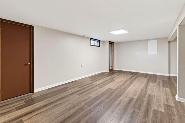 28 CRESTWOOD Drive, Council Bluffs, IA 51503
