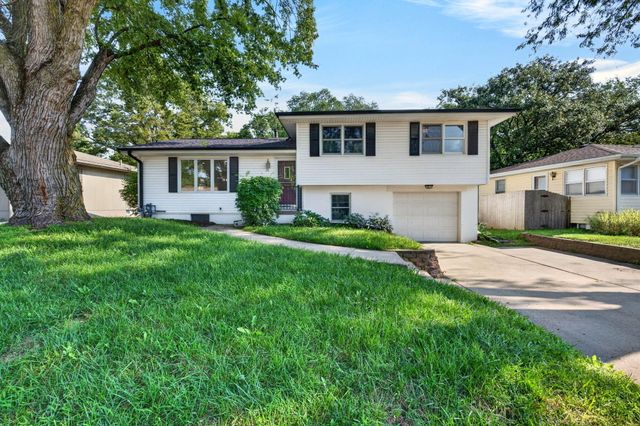 28 CRESTWOOD Drive, Council Bluffs, IA 51503