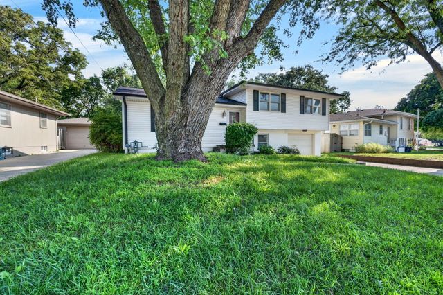 28 CRESTWOOD Drive, Council Bluffs, IA 51503
